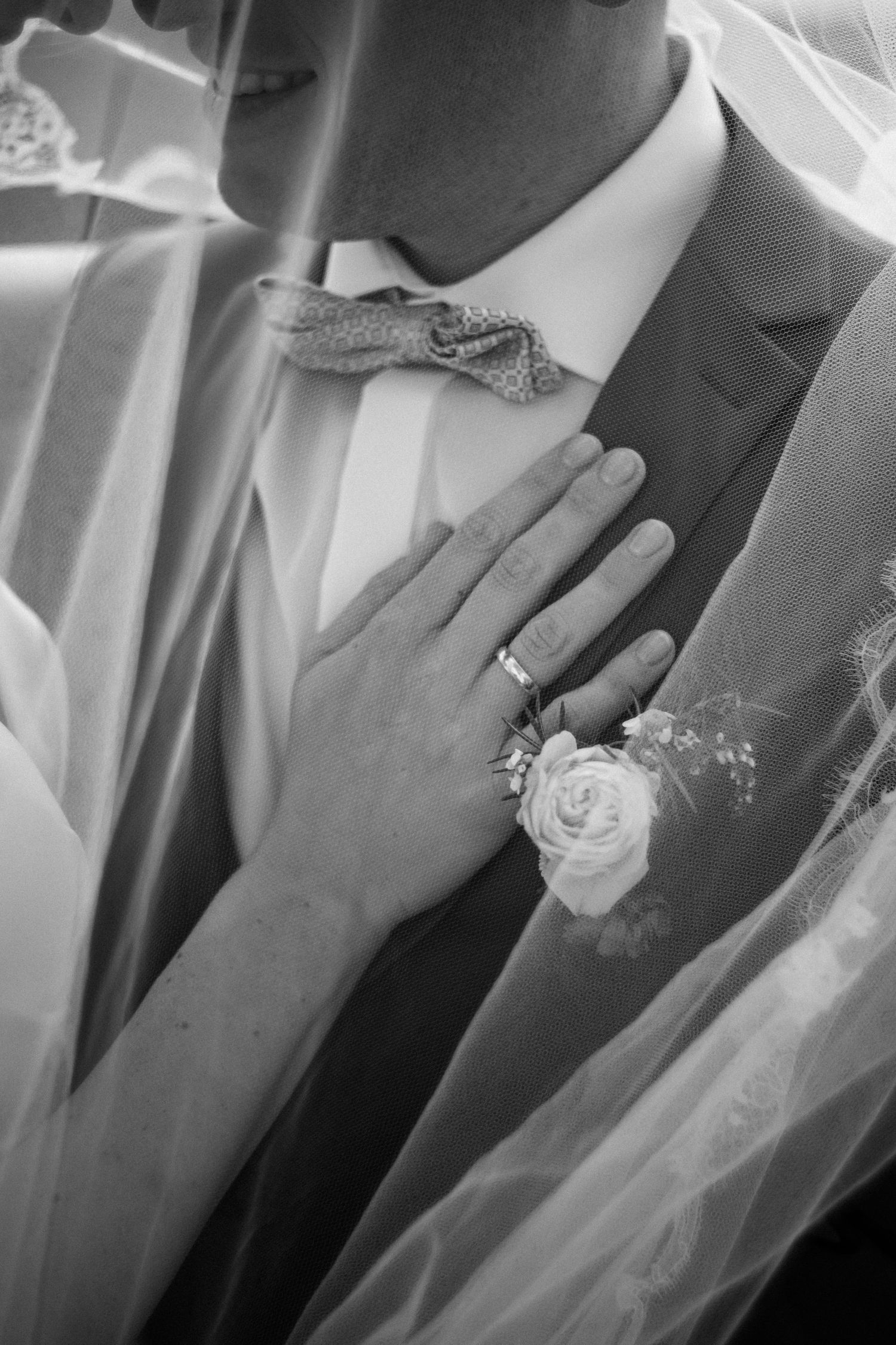 Herzlicher Moment zwischen Braut und Bräutigam – aufgenommen von einem Hochzeitsfotografen in Tübingen.