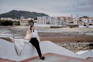 trash the dress Photos at casco viejo Panama
