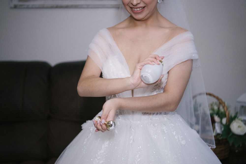 bride wearing perfume before leaving the house. mcallen photography