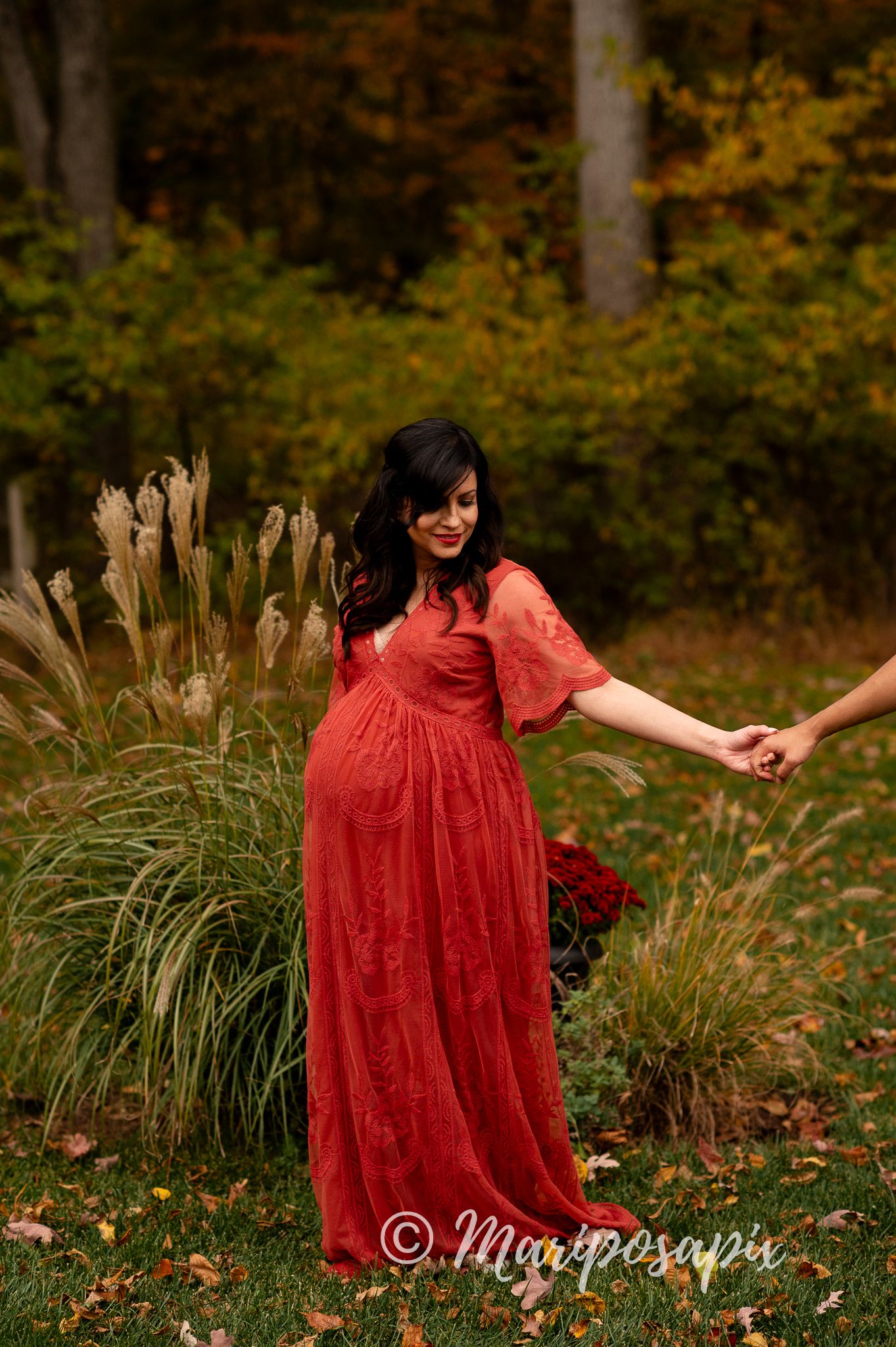 outdoor maternity in red dress
