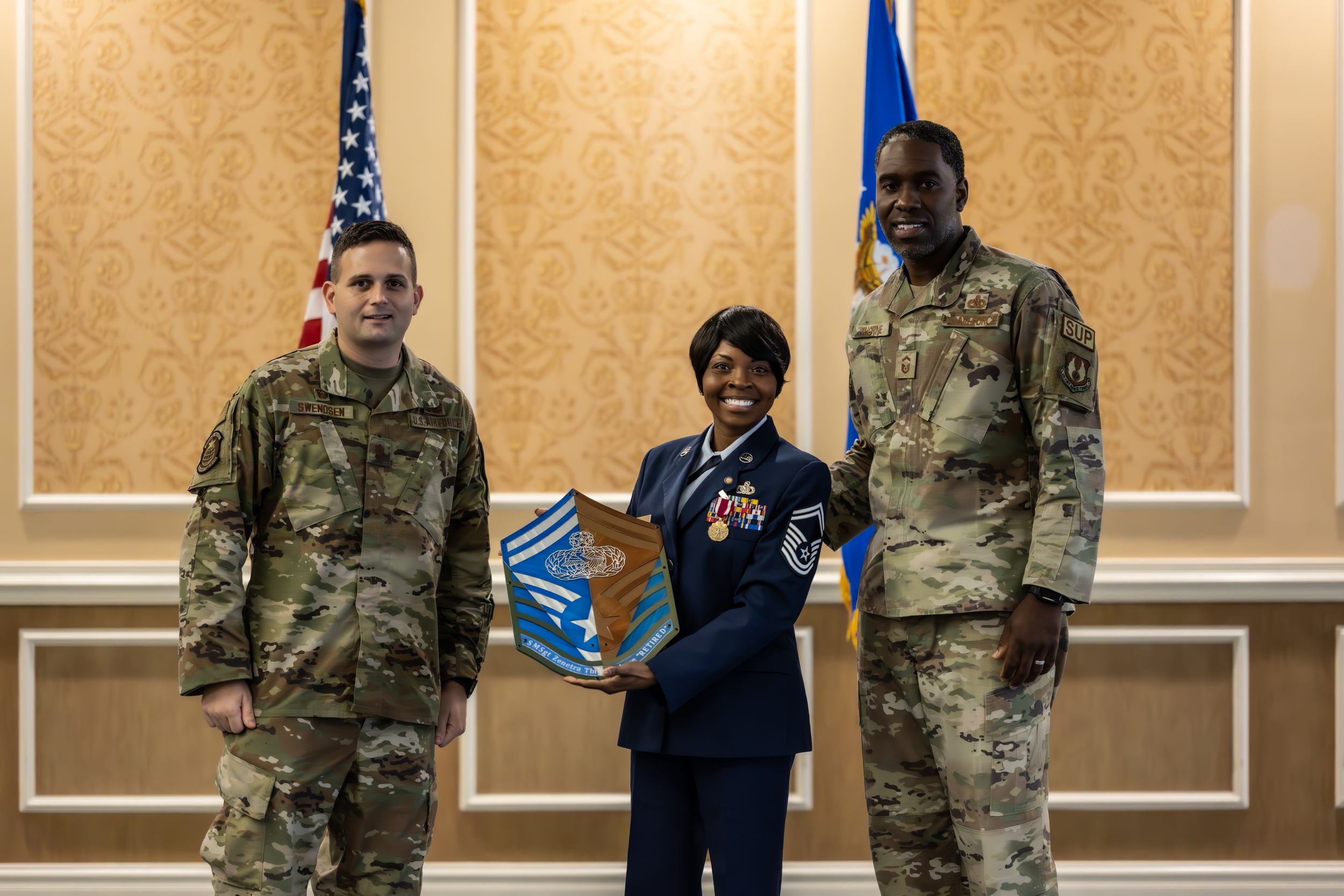 Air Force member stands between two Army soldiers during awards ceremony.