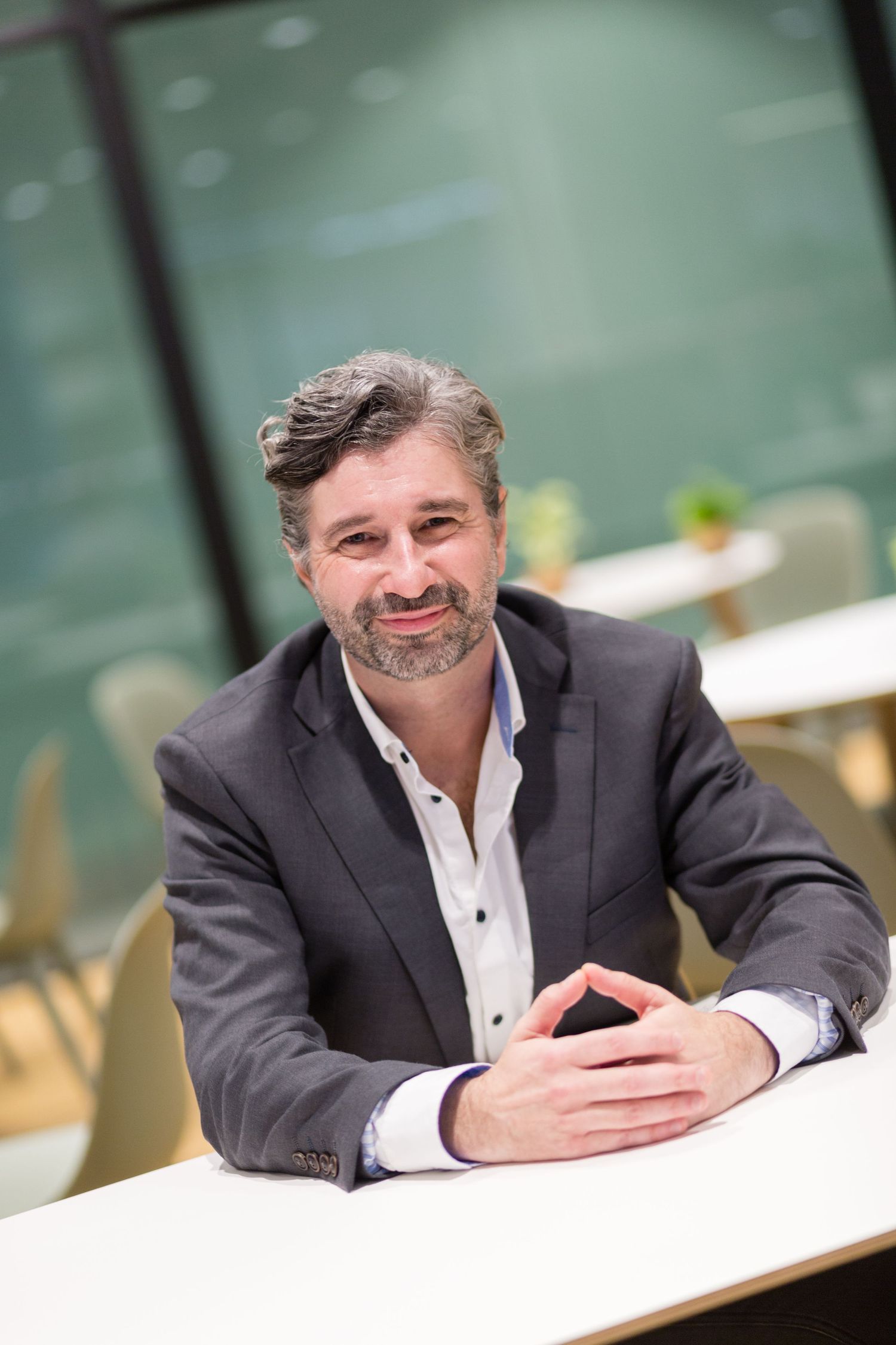 Singapore head shot photographer corporate lifestyle Rebecca Downie Photography speaker