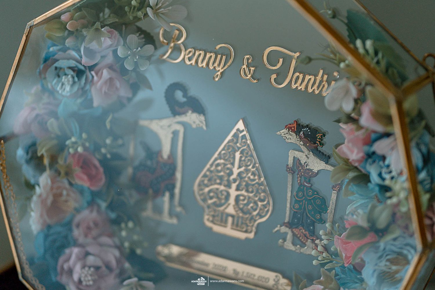 Decorative wedding sign with floral design and names Benny & Tanti in elegant script.