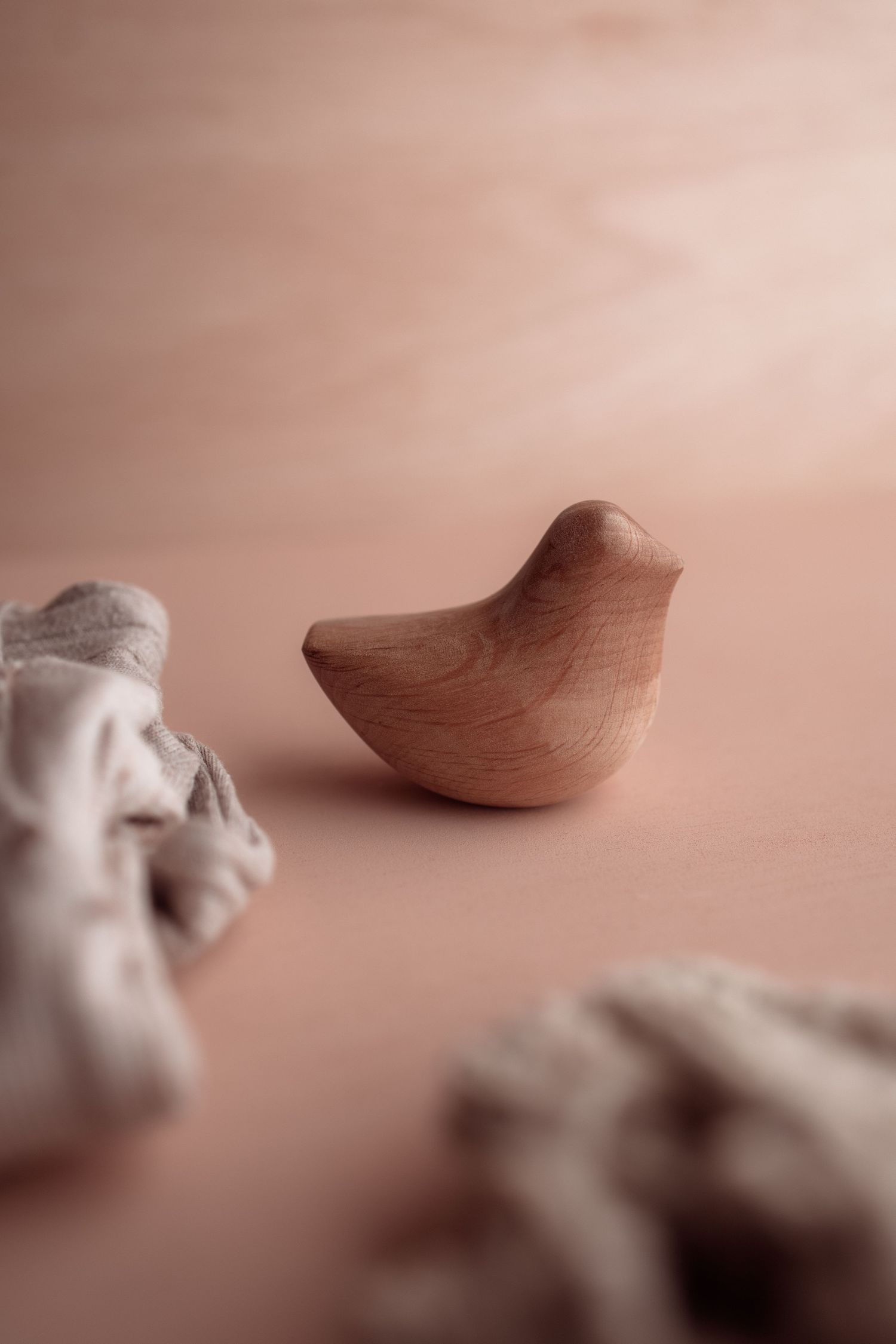 Sfeervolle weergave van product op houten tafel met warme tinten.