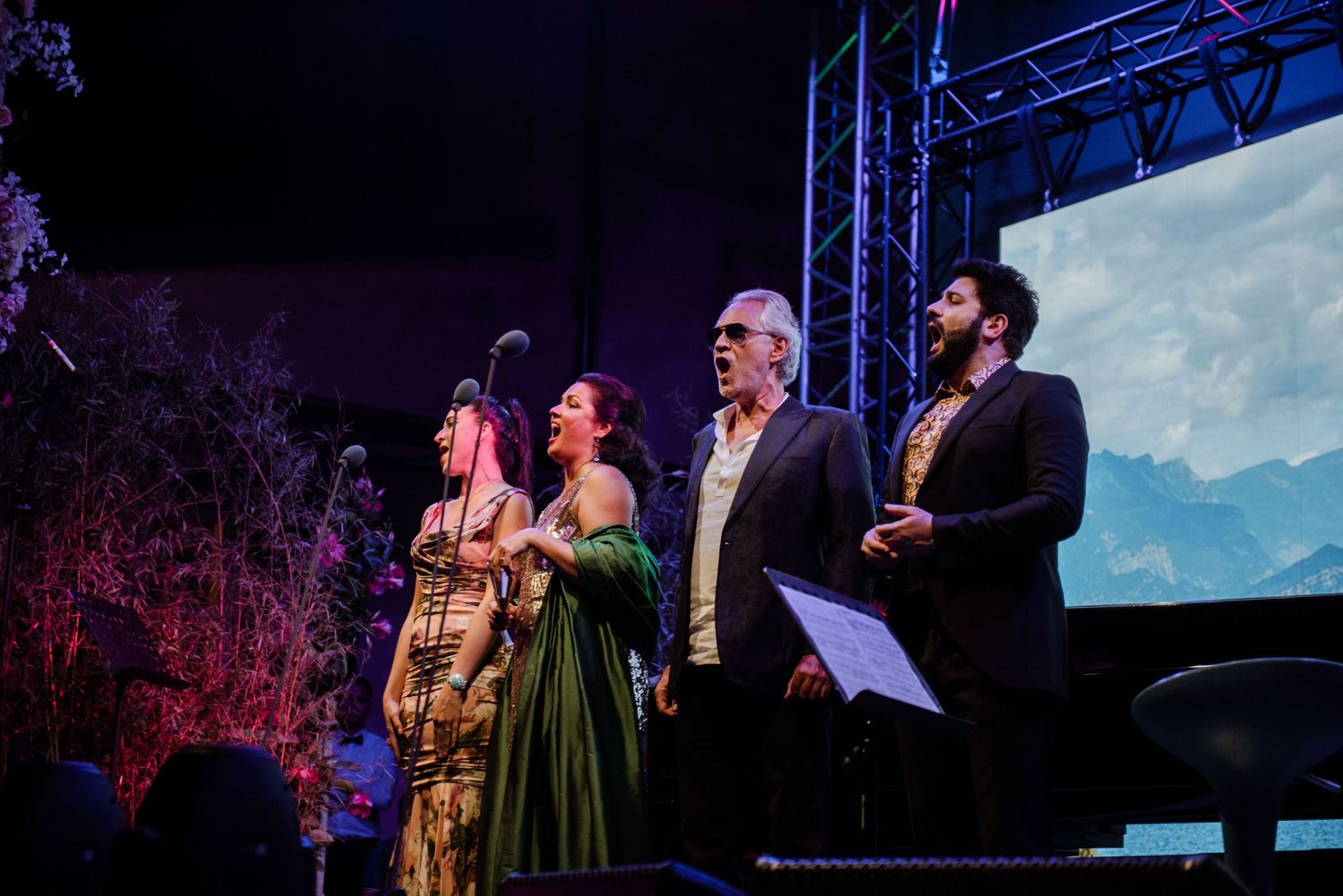 Performance di cantanti lirici a Villa Bocelli con Andrea Bocelli a Forte dei Marmi in Toscana