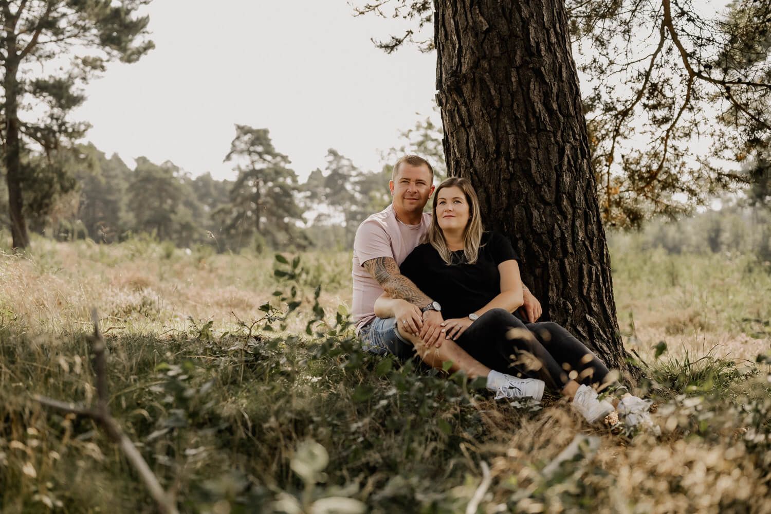 Glückliches Paar bei Paar-Fotoshooting, festgehalten von Theresa Hillebrandt Fotografie aus Wallenhorst