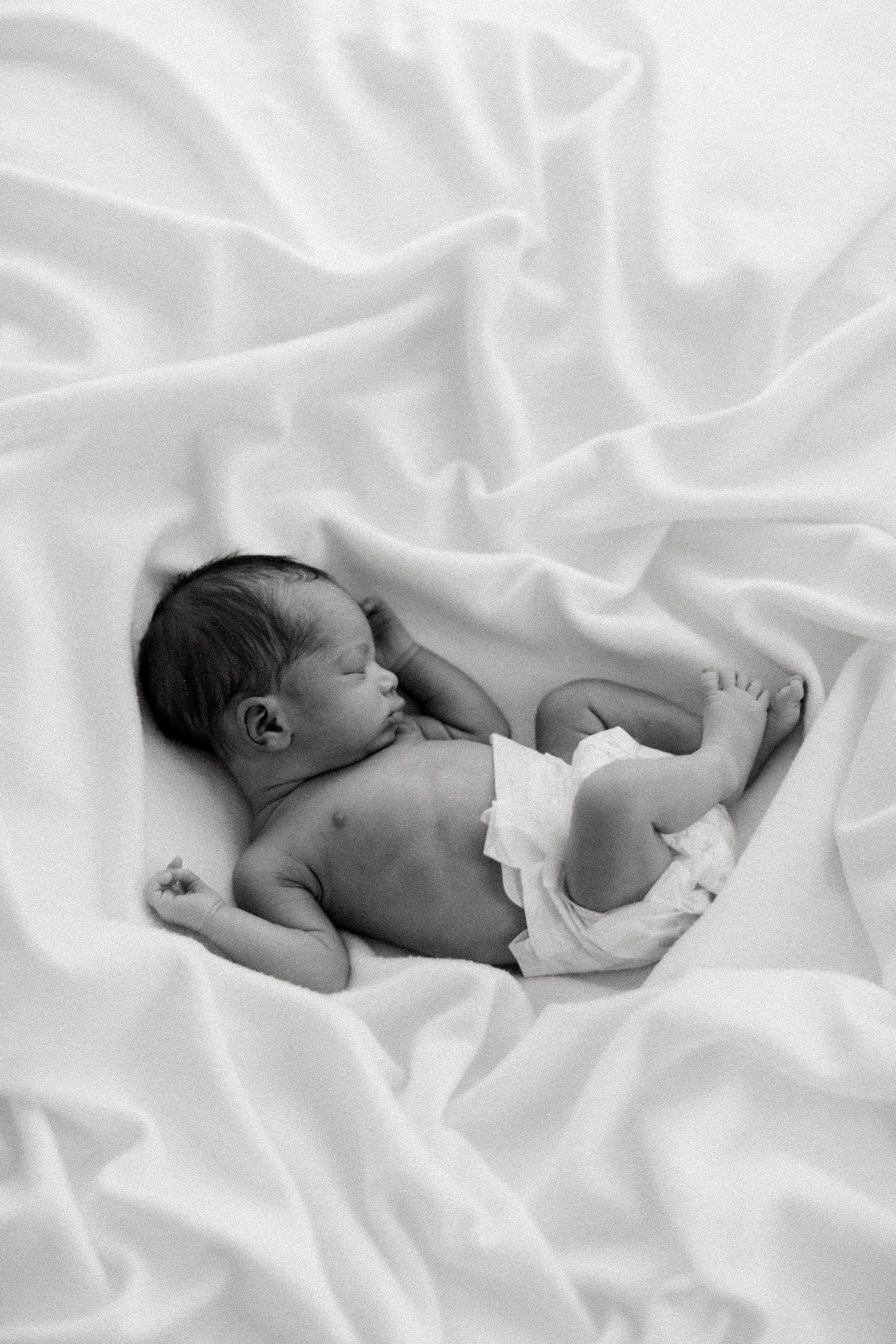 Newbornkuvaus vauvan kanssa Tampere. Vastasyntyneen kuvaus studiolla.
