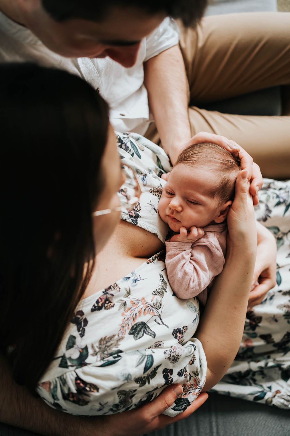 mama i tata tulą w ramionach noworodka - fotograf Kraków
