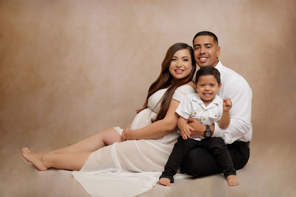 Maternity Session with Husband and Child - Portraits by Araceli - Mcallen, Texas Photographer