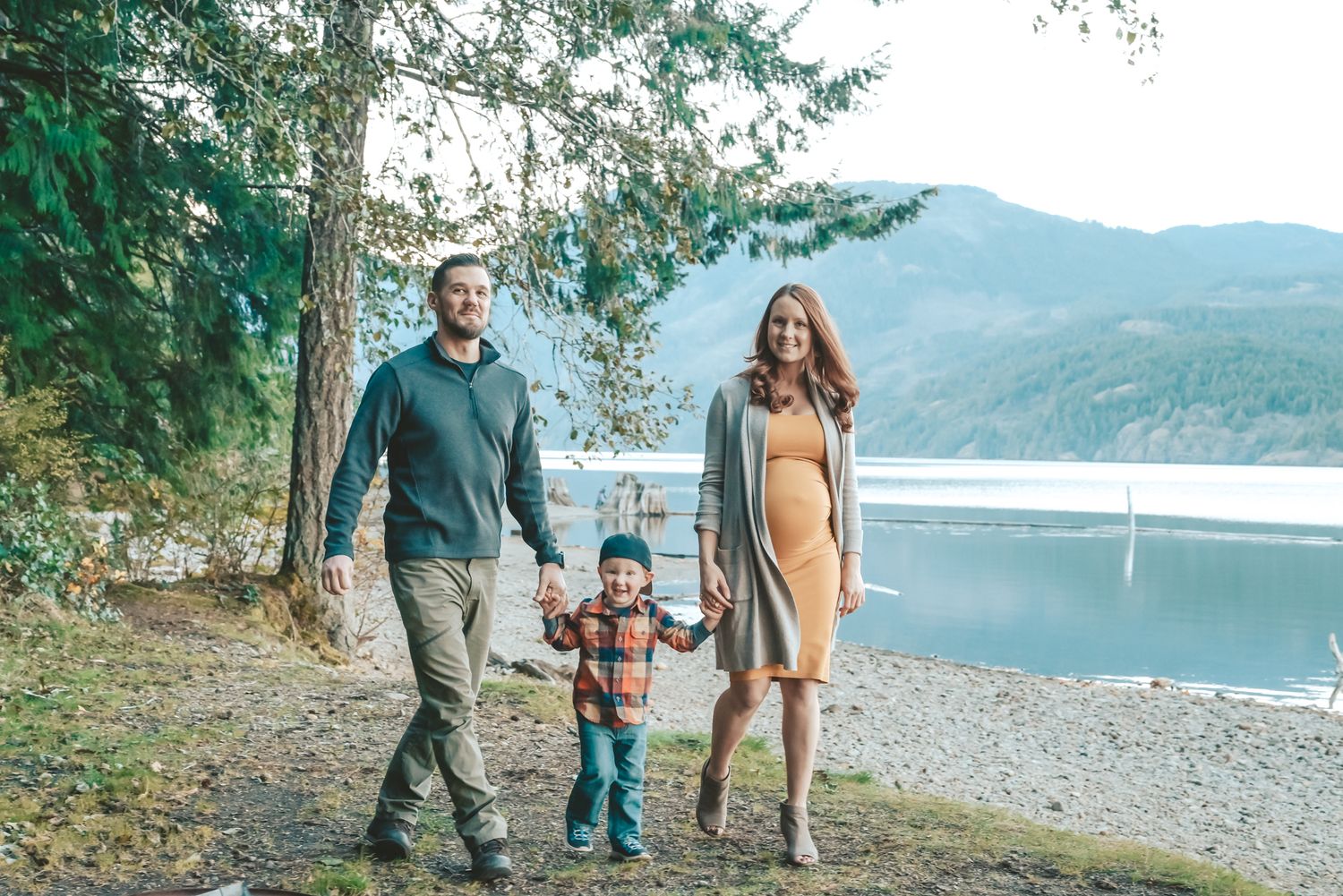 Photoshoot of a young family at Comox Lake.