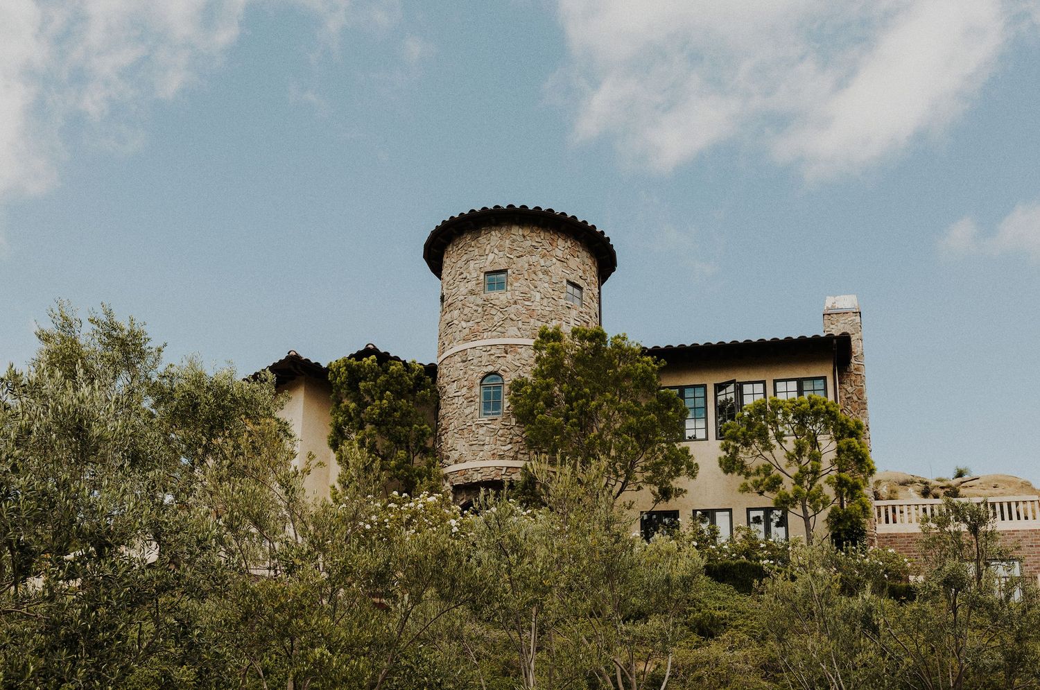 E Noelle Photography in-home wedding in Hidden Hills Los Angeles, wide shot of venue
