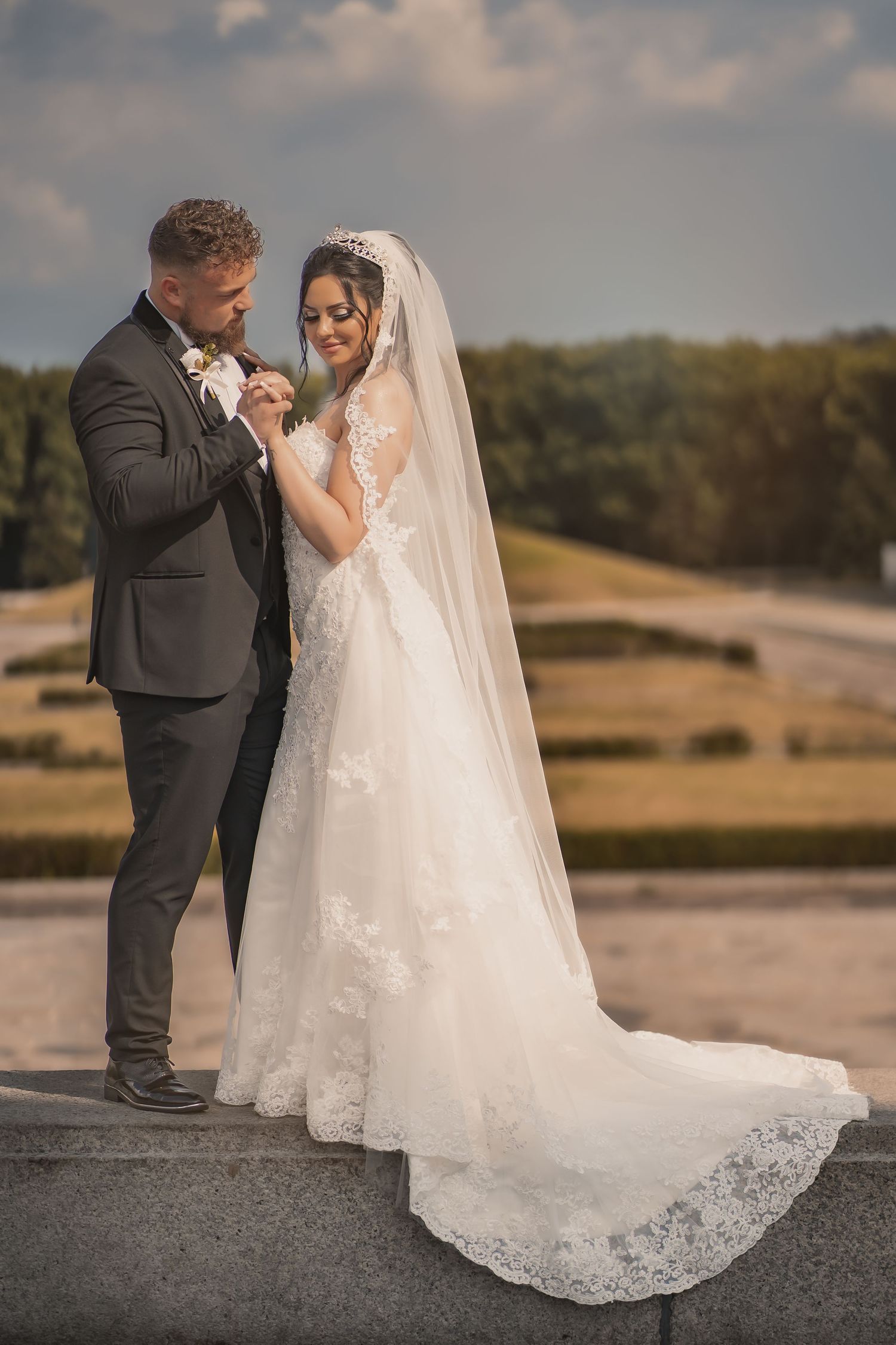 Wunderschöne Hochzeitsfotos Berlin am Park, Brautpaar Bilder. Bestbewerteter Hochzeitsfotograf in Berlin