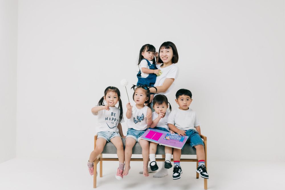 畢業寫真、畢業照、托嬰中心寶寶畢業寫真、屏東推薦托嬰中心、企鵝寶寶托嬰中心、幼兒園畢業寫真、幼兒園畢業照，畢業學士服照、幼兒學士照、屏東攝影棚、主題式攝影、幼兒園生活照、個人藝術寫真、攝長爸爸、攝長媽媽、攝影師媽媽Rebecca、高雄台南個