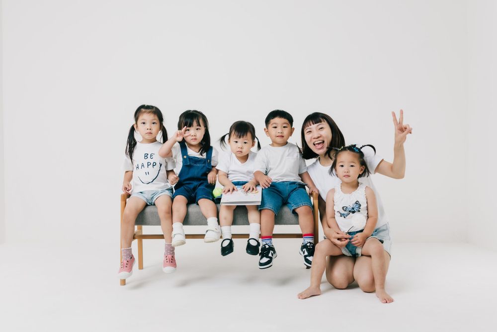 畢業寫真、畢業照、托嬰中心寶寶畢業寫真、屏東推薦托嬰中心、企鵝寶寶托嬰中心、幼兒園畢業寫真、幼兒園畢業照，畢業學士服照、幼兒學士照、屏東攝影棚、主題式攝影、幼兒園生活照、個人藝術寫真、攝長爸爸、攝長媽媽、攝影師媽媽Rebecca、高雄台南個