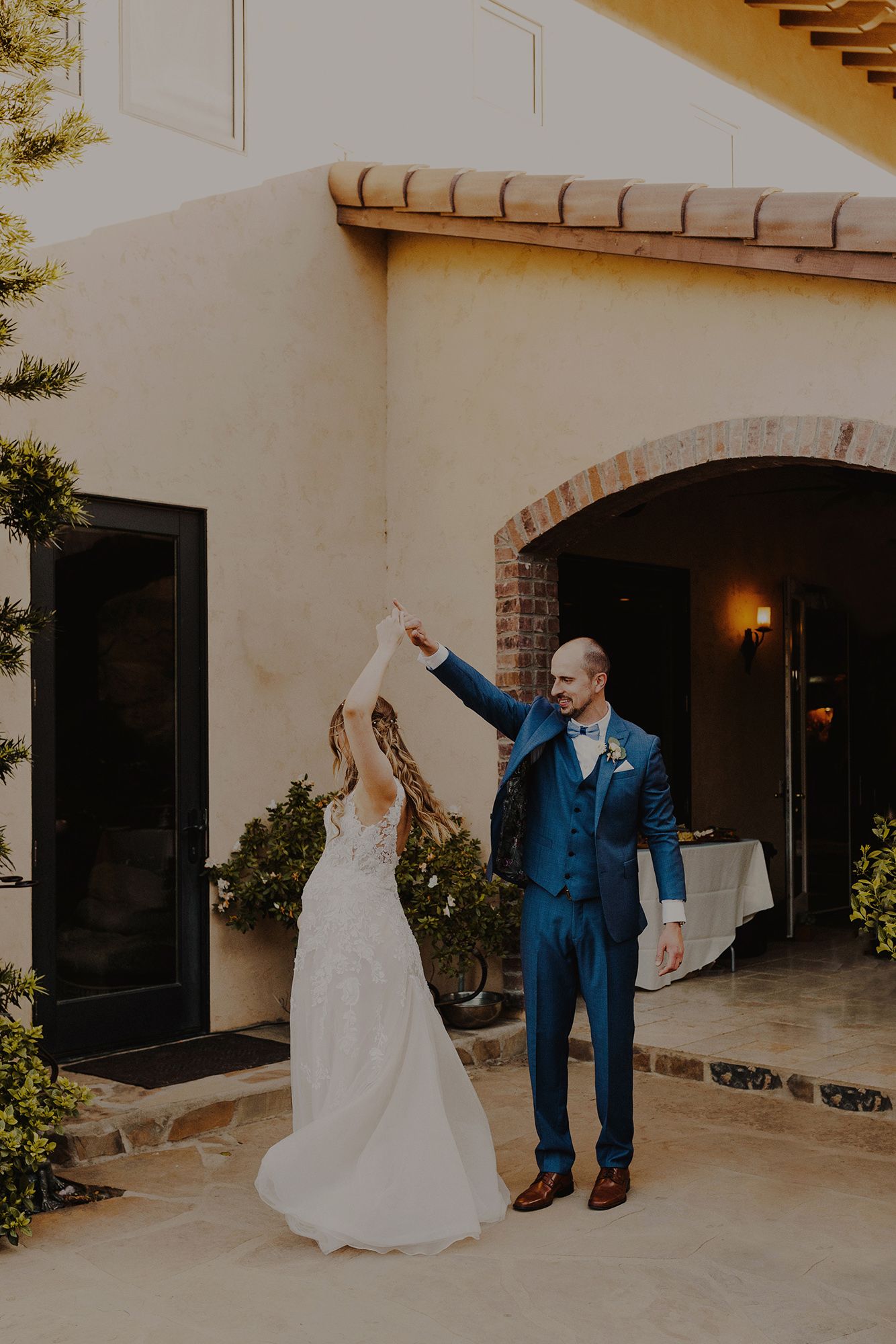 E Noelle Photography backyard wedding in Hidden Hills Los Angeles, bride and groom first dance