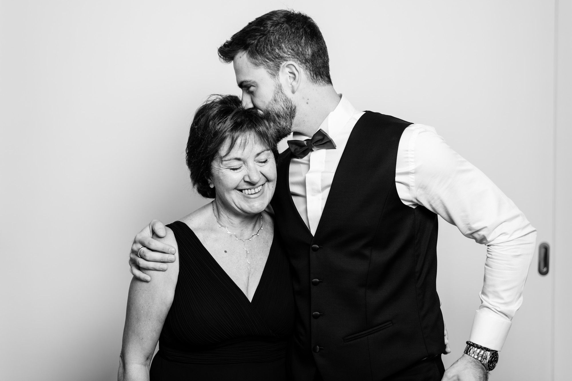 lo sposo bacia la mamma