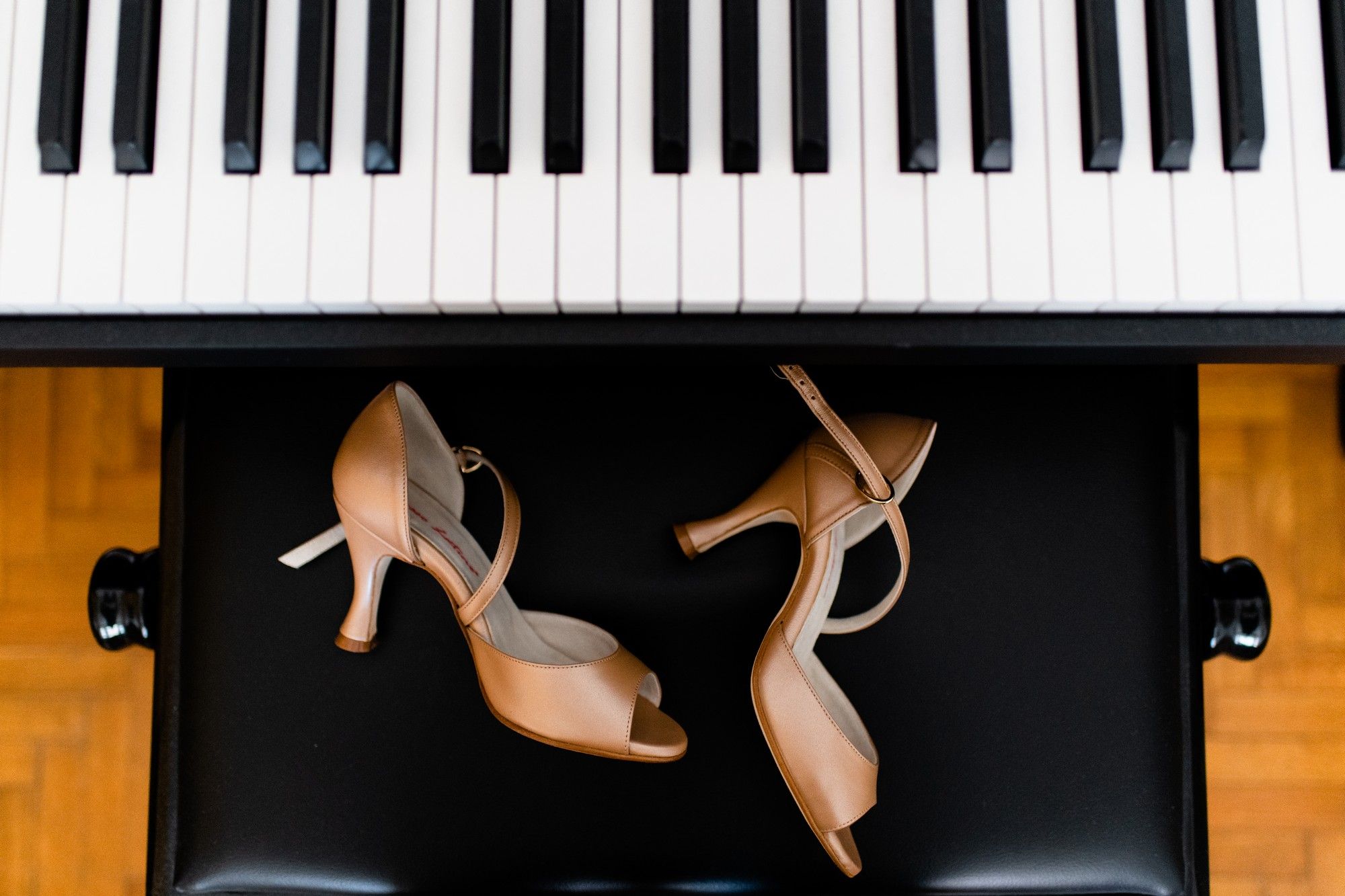 le scarpe della sposa sul pianoforte
