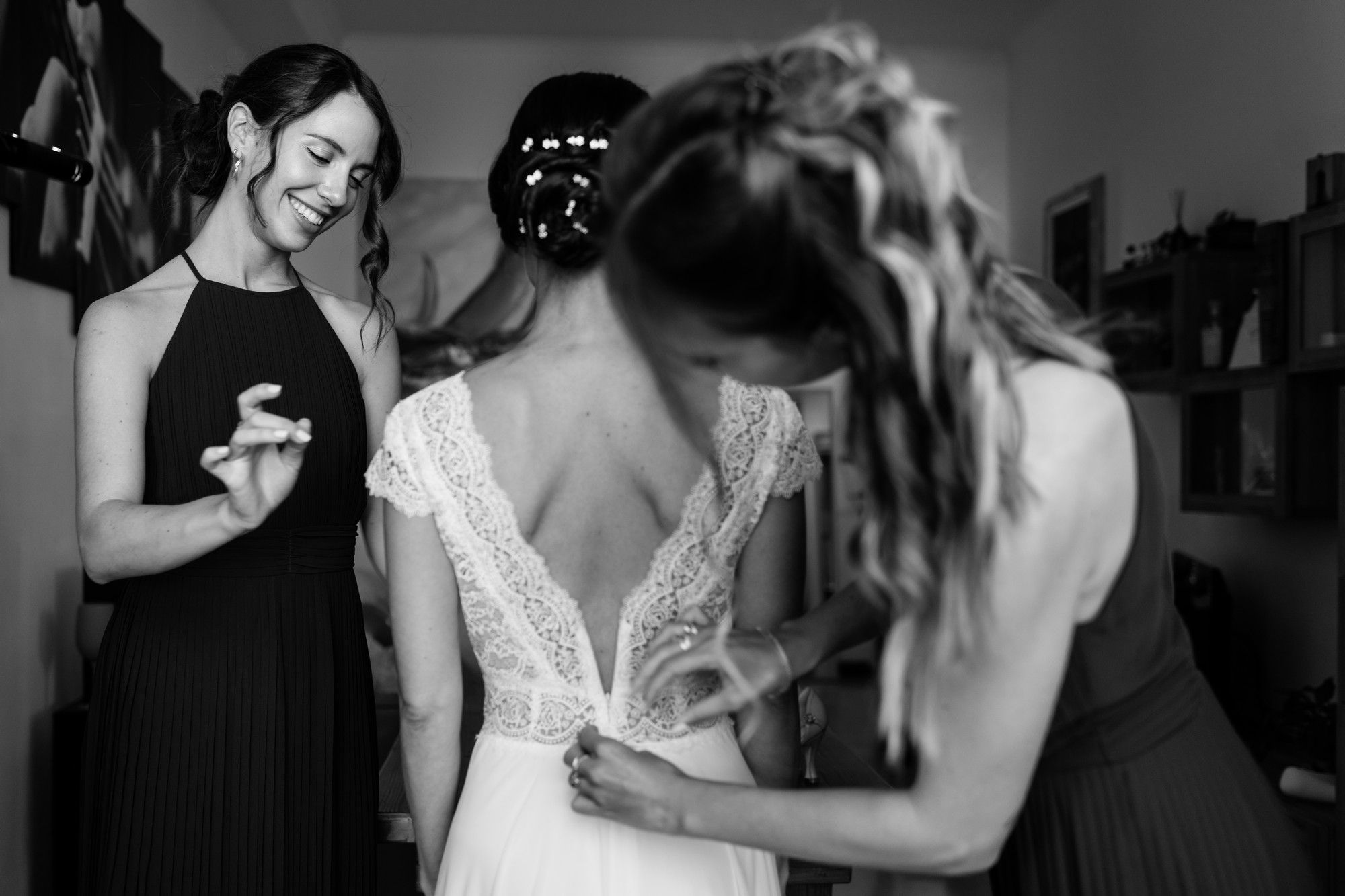 le damigelle chiudono l'abito da sposa