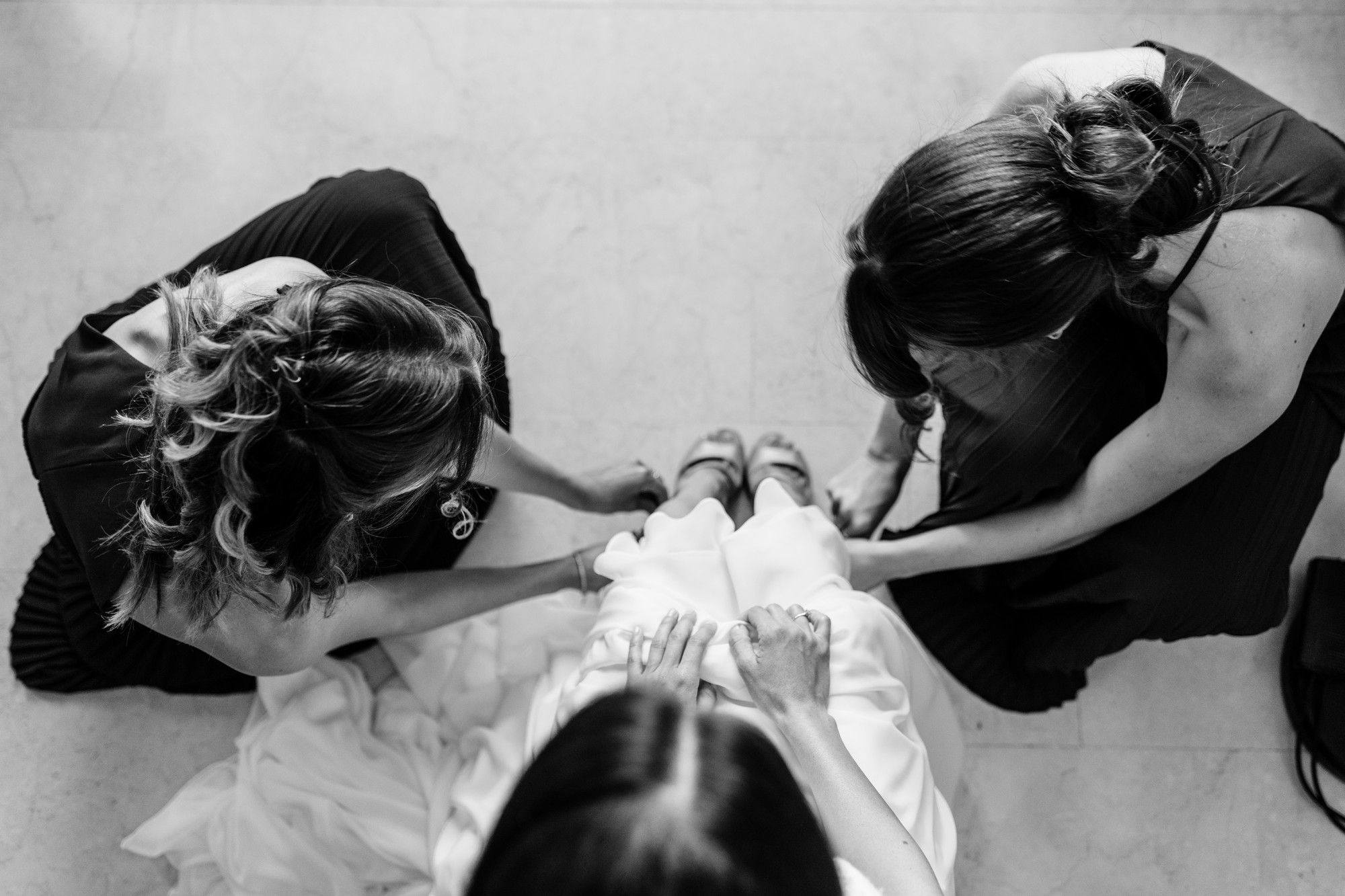 le damigelle mettono le scarpe alla sposa