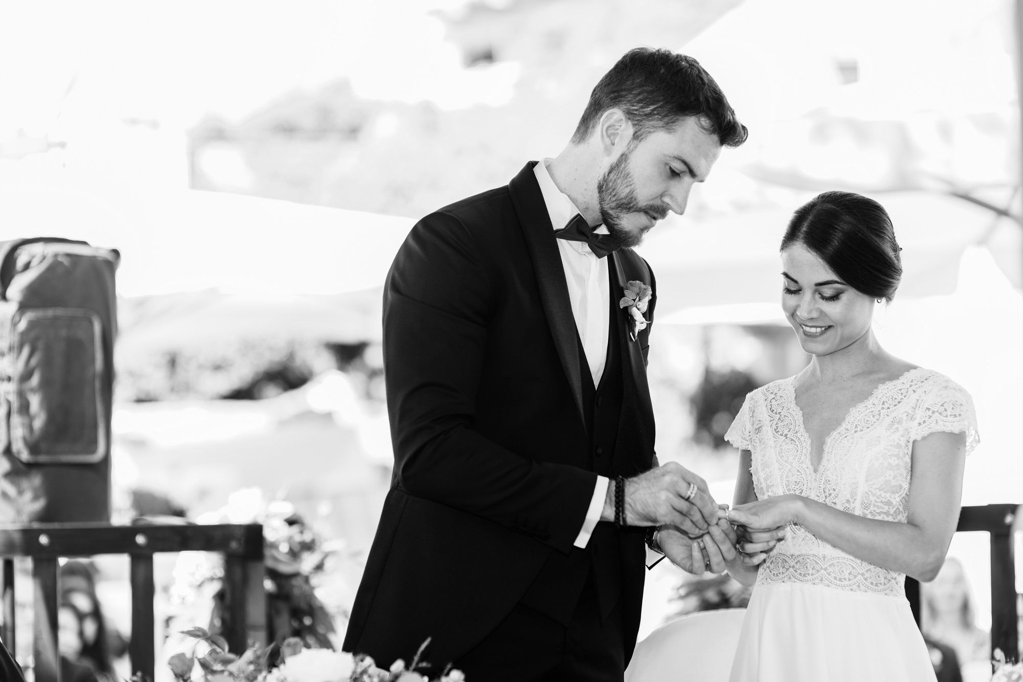 lo sposo mette l'anello alla sposa