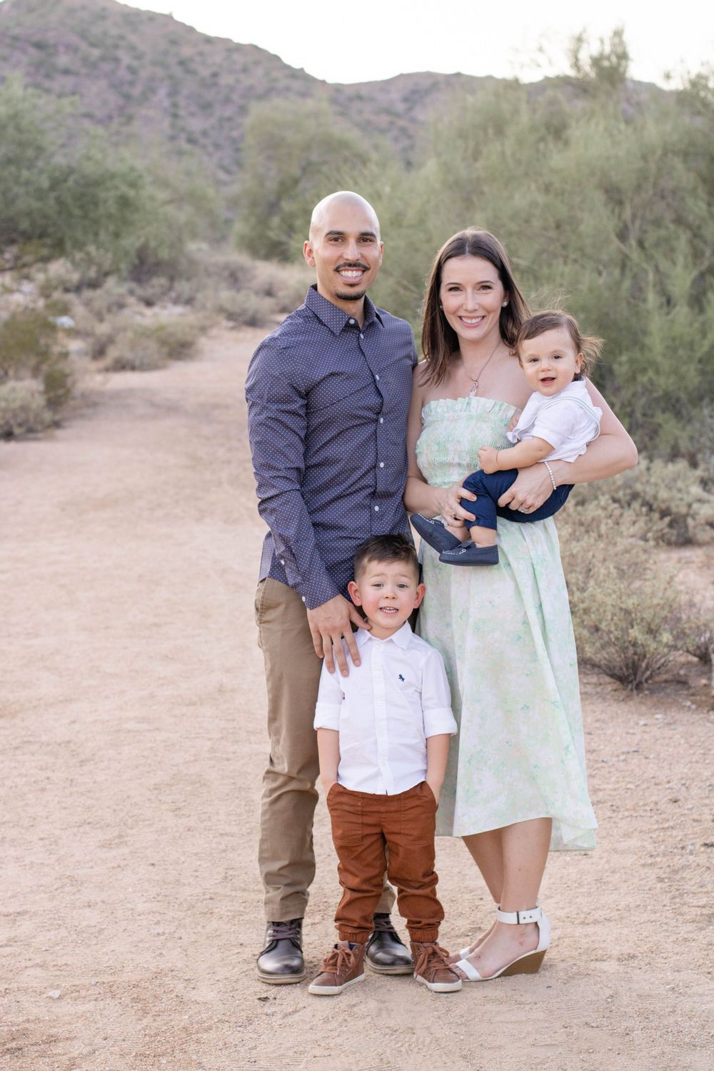 Family photographer in Knoxville. Outdoor family photos. Kid friendly photographer in Knoxville. Family portraits.