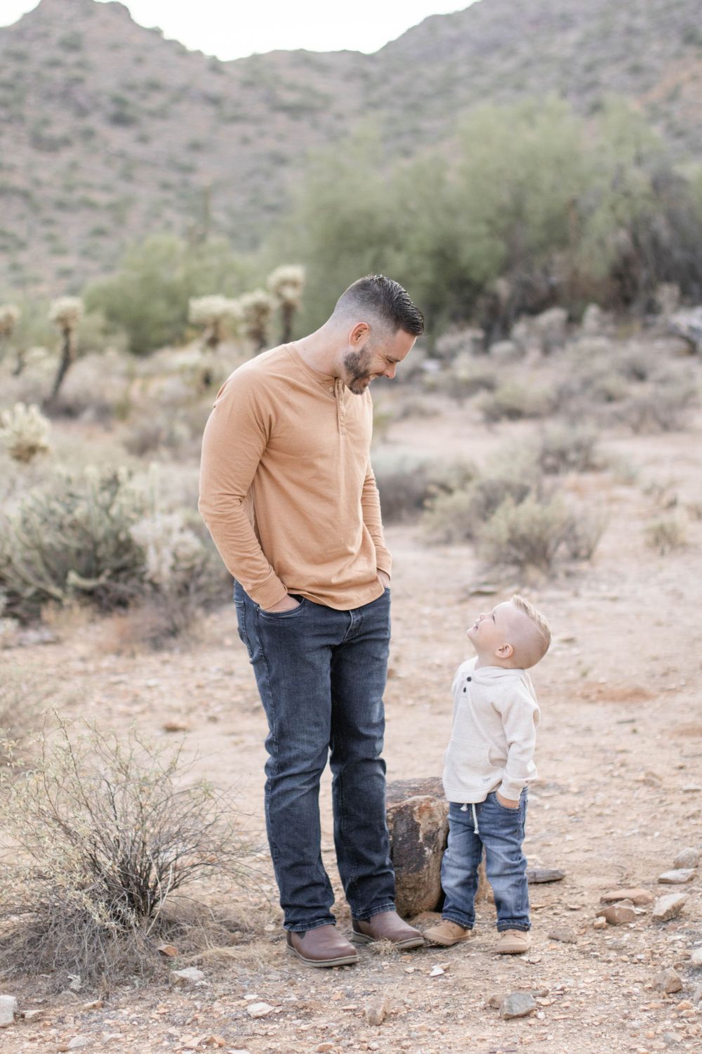 Family photographer in Knoxville. Outdoor family photos. Kid friendly photographer in Knoxville. Family portraits.