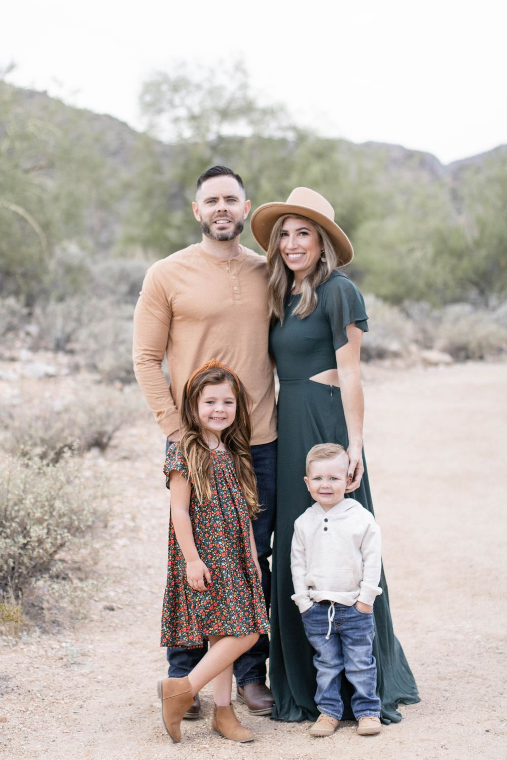 Family photographer in Knoxville. Outdoor family photos. Kid friendly photographer in Knoxville. Family portraits.