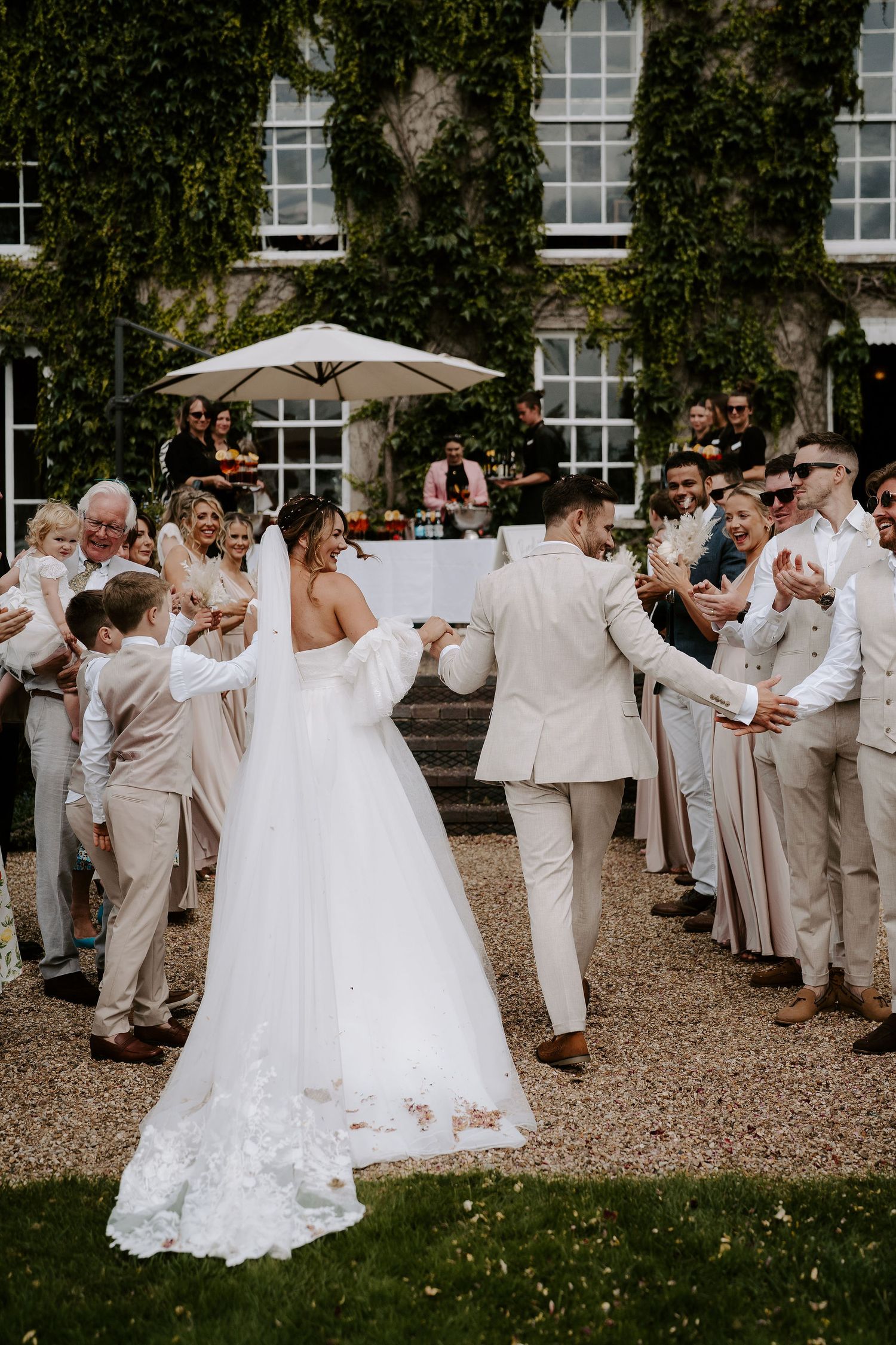Somerset-pennard-house-wedding-bride-and-groom-confetti