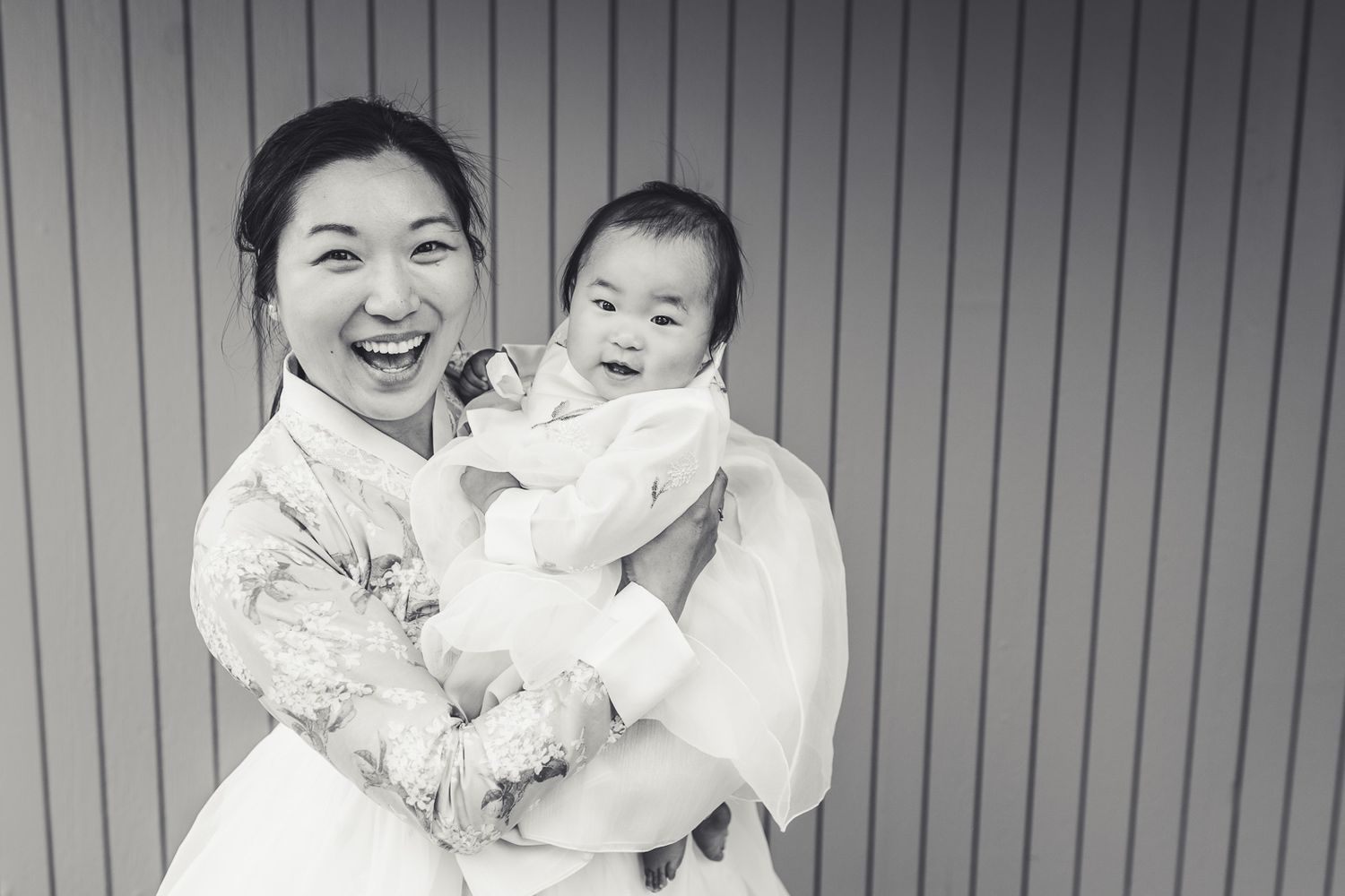 Photographer captures mother daughter smiling at her doljanchi in Shoreline