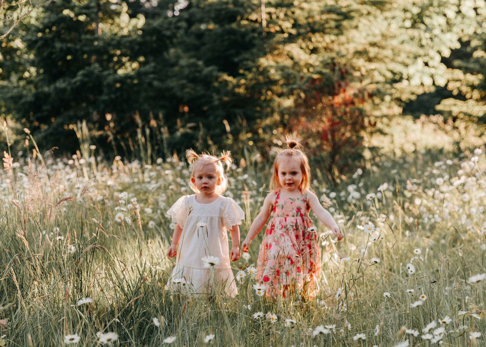 Mother and daughter photography session in daisy fields located in victoria BC canada. Spruce and meadow photography