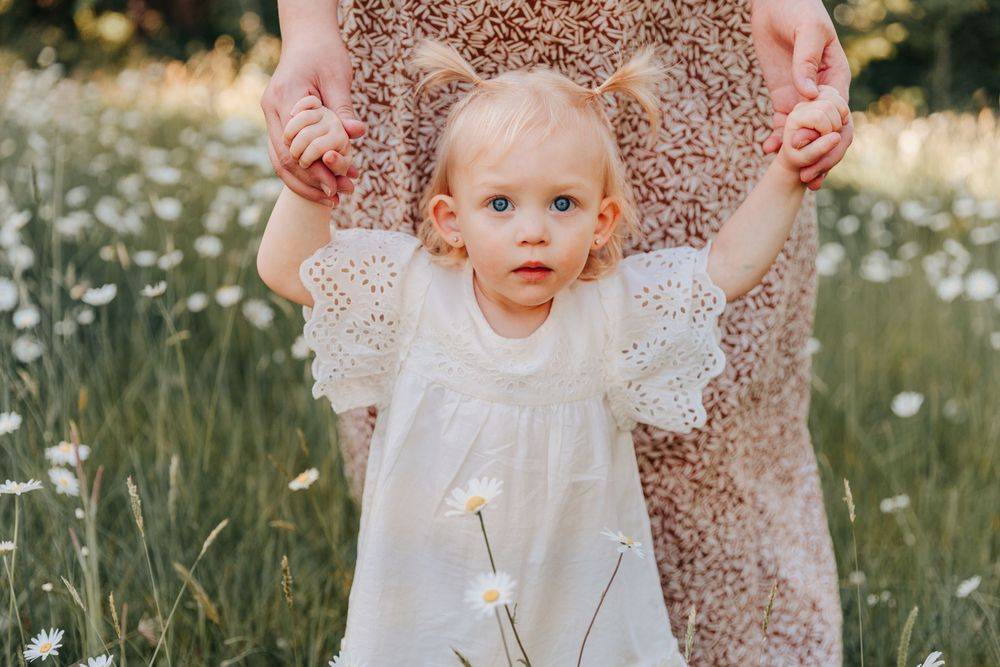 Mother and daughter photography session in daisy fields located in victoria BC canada. Spruce and meadow photography