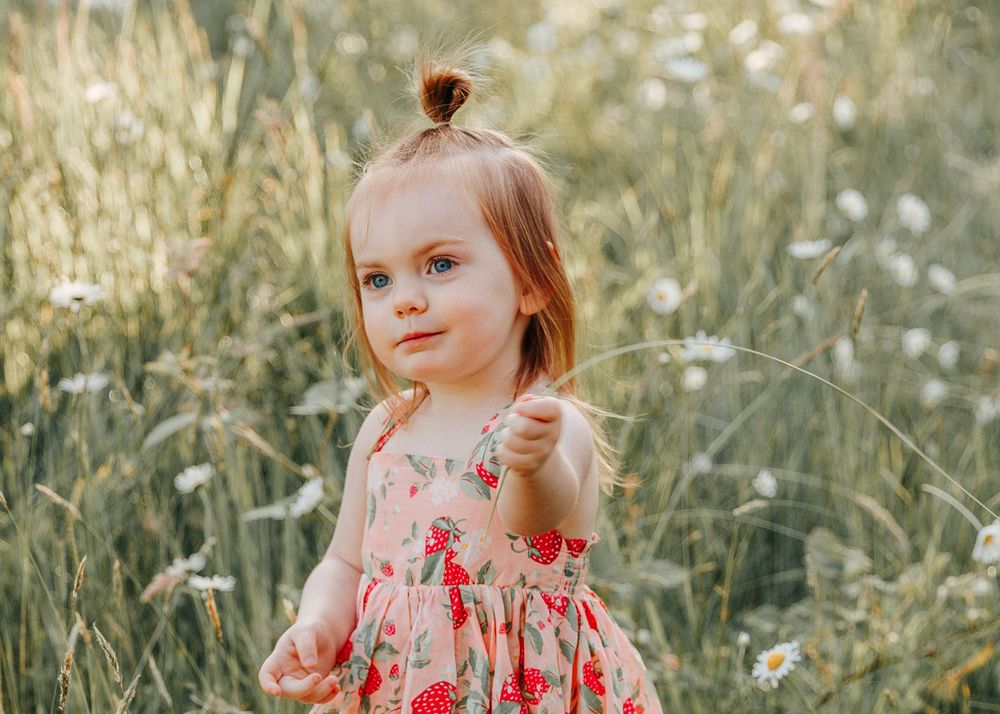 Mother and daughter photography session in daisy fields located in victoria BC canada. Spruce and meadow photography