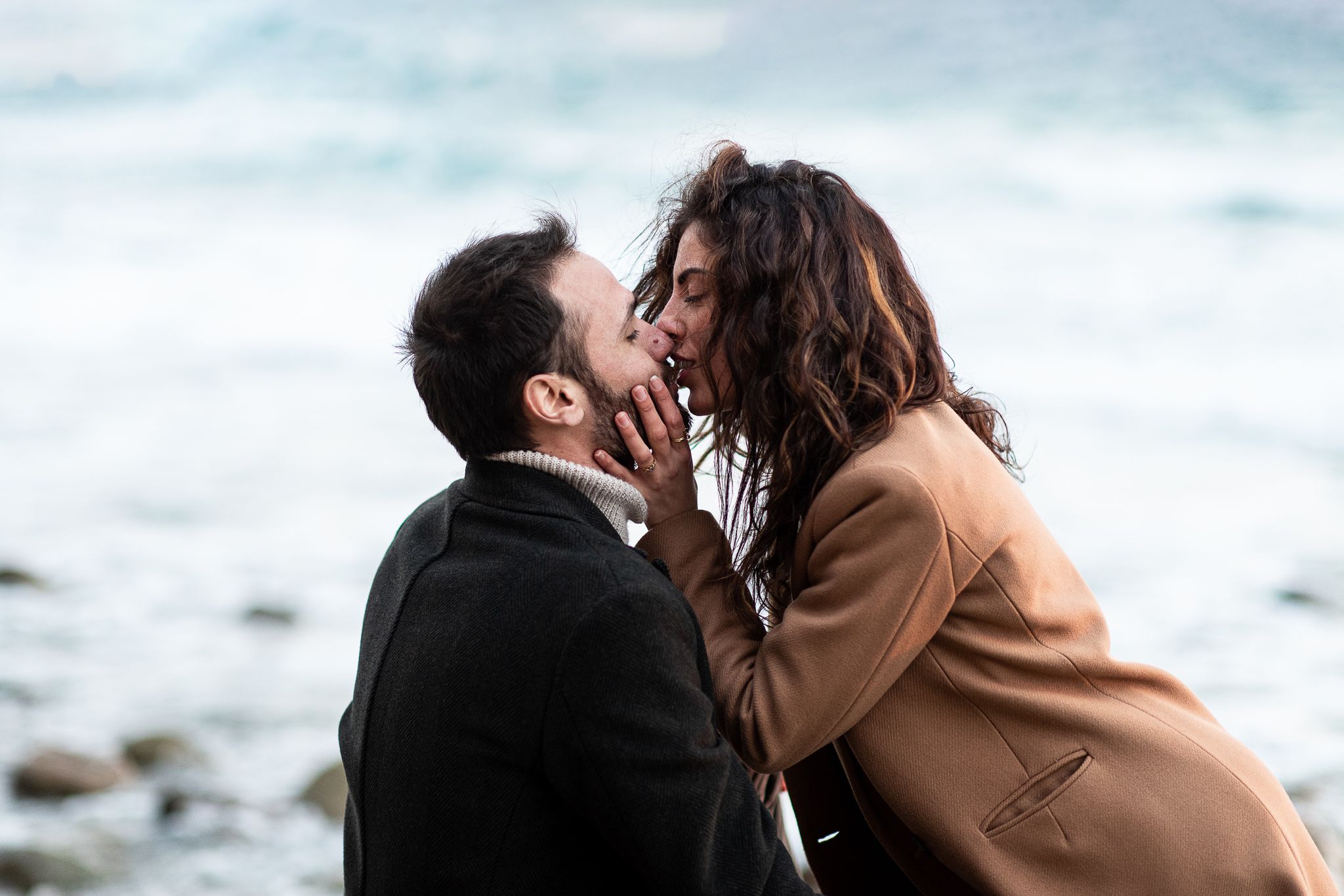 bacio-coppia-mare-Taggia