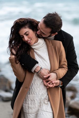 coppia-abbraccio-sorrisi-mare-Imperia