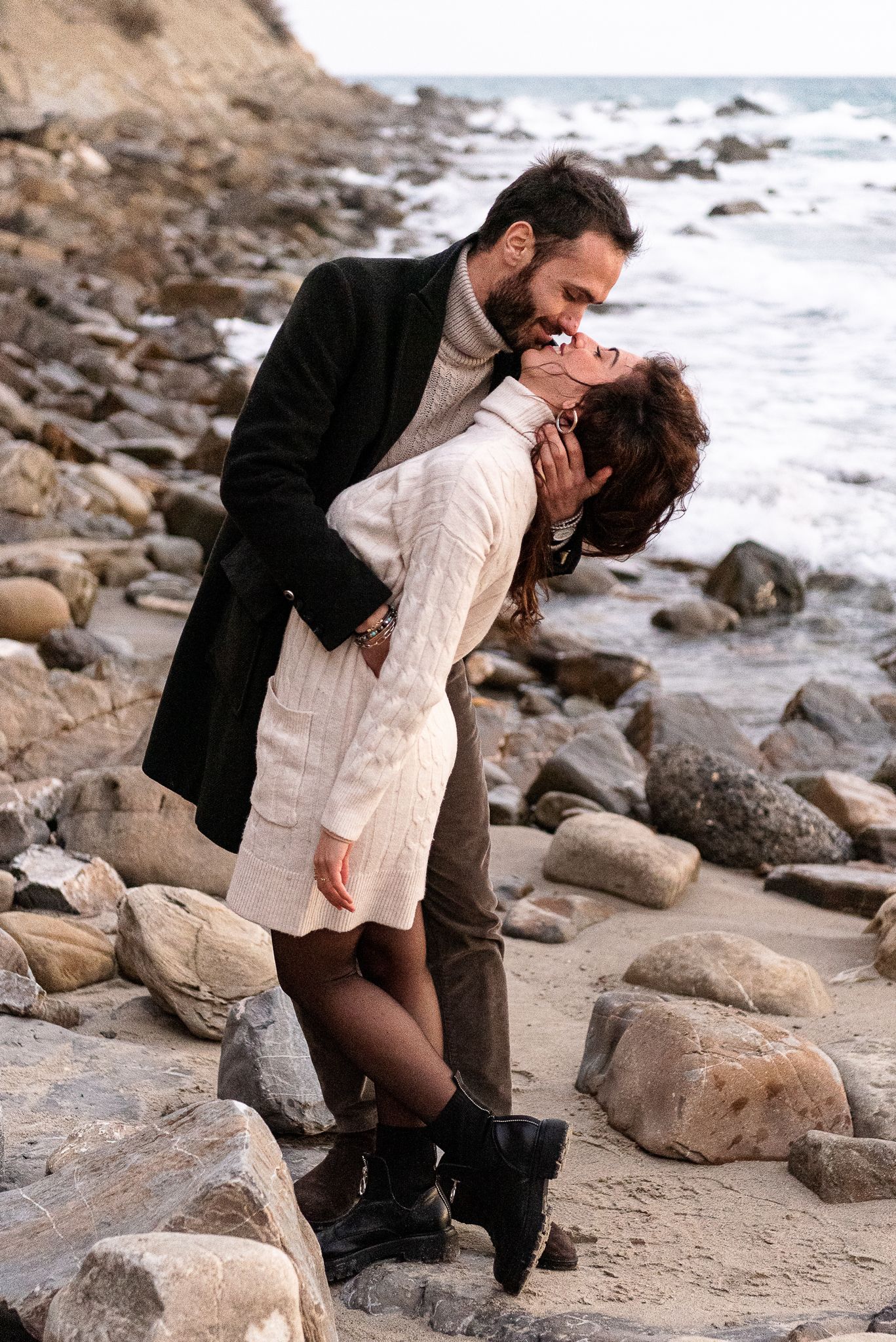 bacio-fidanzati-esperienza-mare-servizio-fotografico