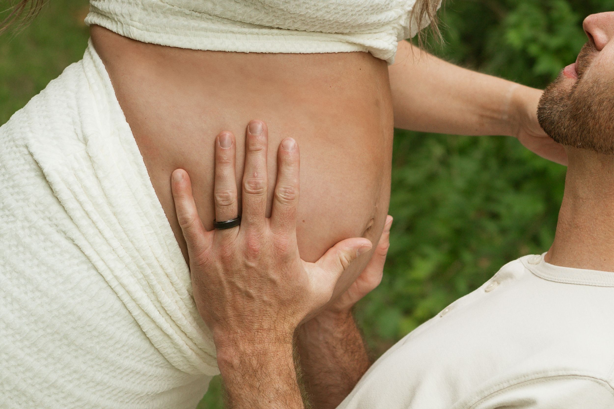 maternity, mom to be, pregnant, parents, maternity session, first time parents, kissing, couples, outdoors, garden, flowers