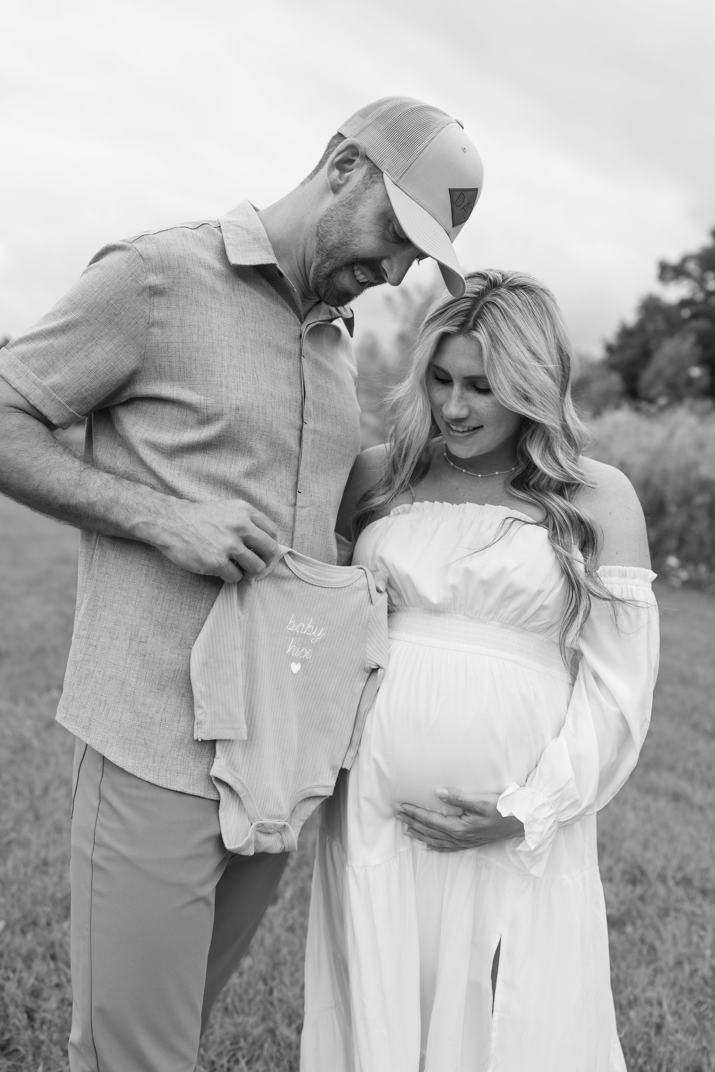 maternity, mom to be, pregnant, parents, maternity session, first time parents, kissing, couples, outdoors, garden, flowers
