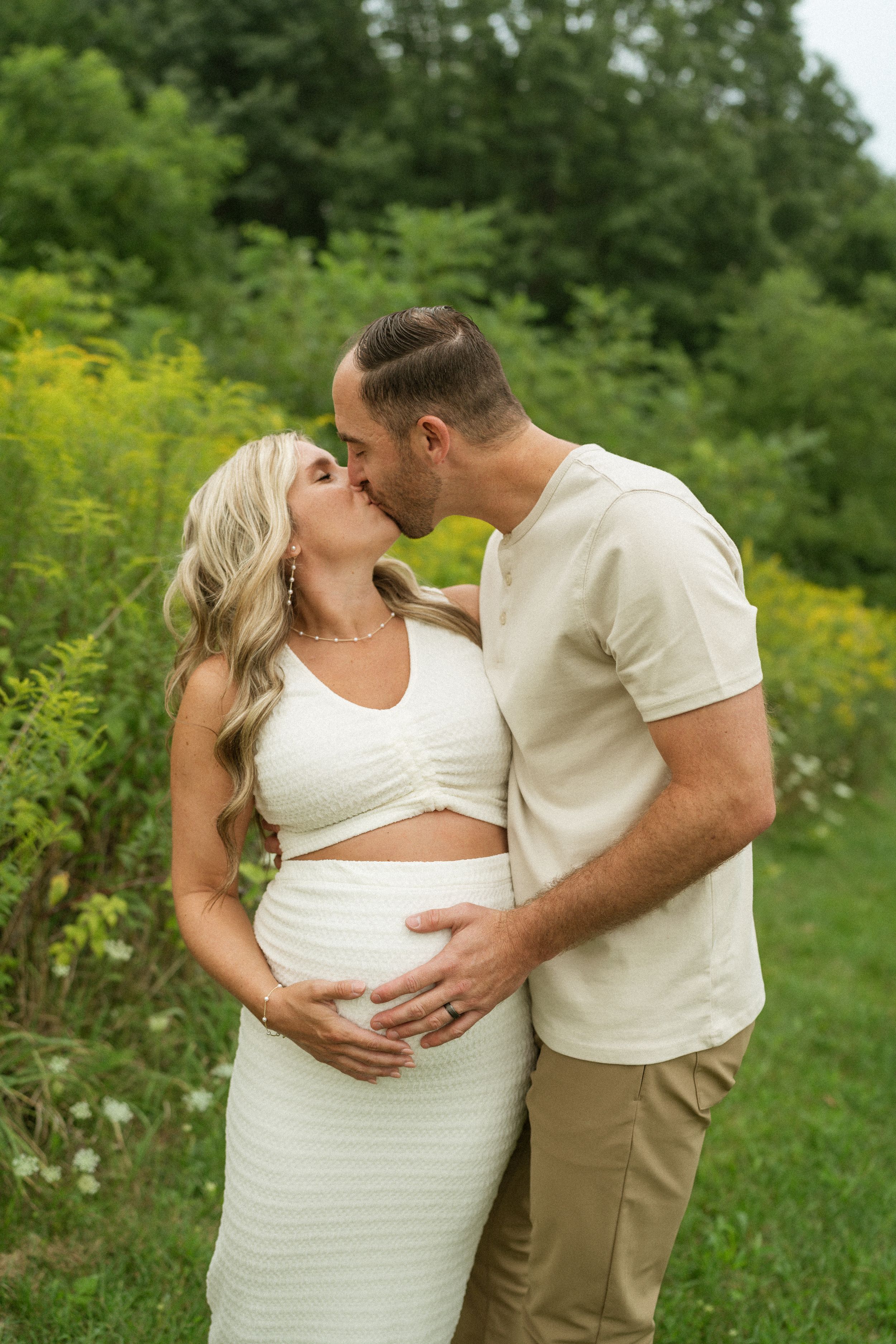 maternity, mom to be, pregnant, parents, maternity session, first time parents, kissing, couples, outdoors, garden, flowers