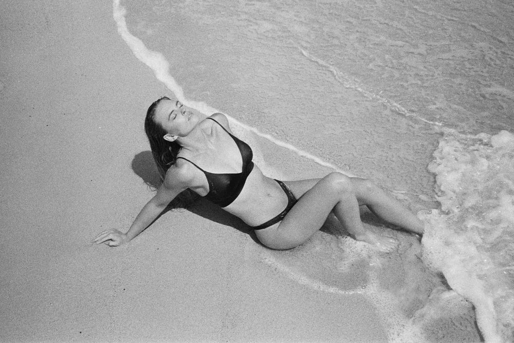 <img src="oahu_woman_lifestyle_portrait_film.jpg" alt="Oahu Lifestyle Film Photoshoot.">