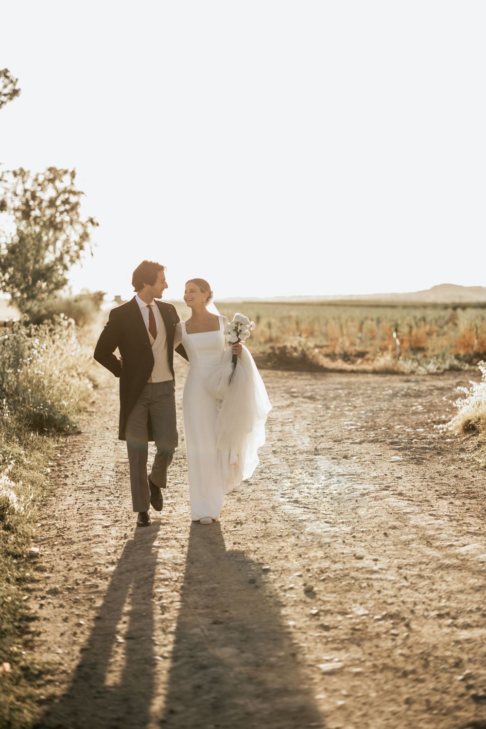 Pareja de novios recién casados al atardecer