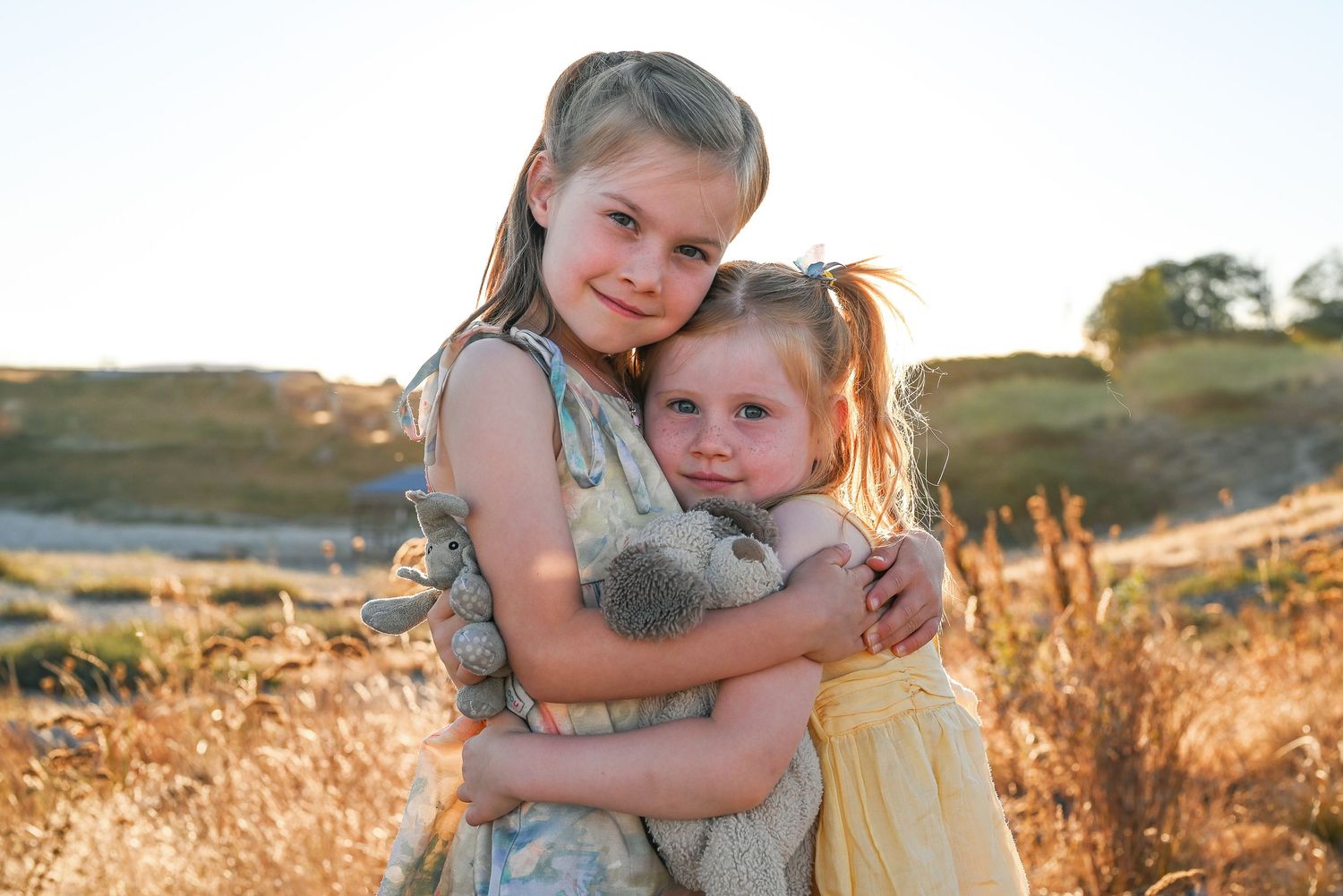 Photoshoot young sisters golden hour.