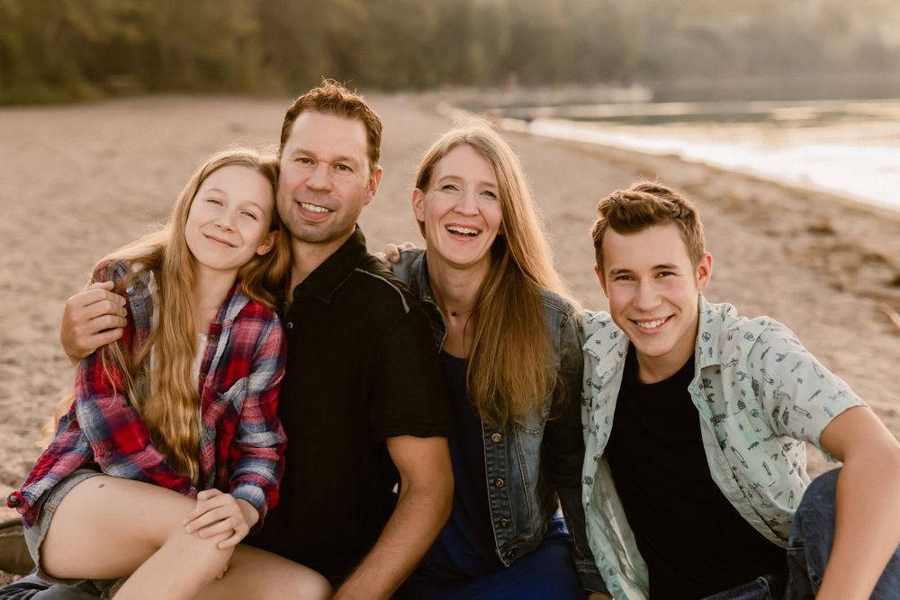Edmonton Family Photographers.  Pigeon Lake Family Photographers. Mini Session with older kids. Edmonton Photographers