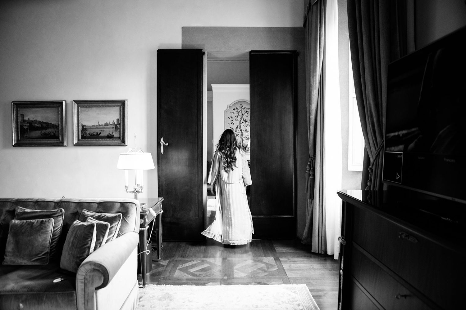bride getting ready before her wedding at the Four Seasons Florence
