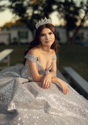 Sweet XV young girl posing for her Pre session photoshoot in Minnesota Gerardo Dominguez Fotografo