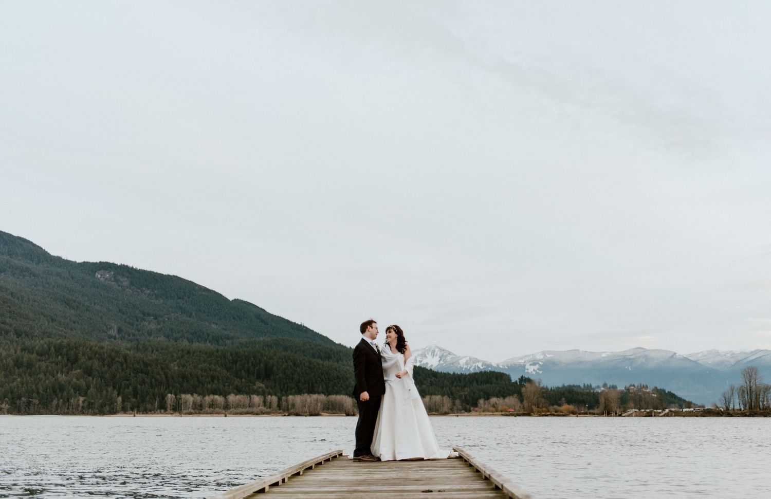 romantic-wedding-venue-rowena's-inn-couple-bride-and-groom-harrison-river