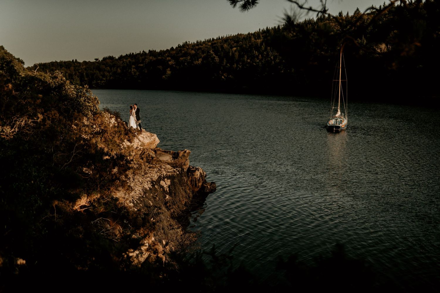 Couple de mariés en Bretagne au bord de l'eau