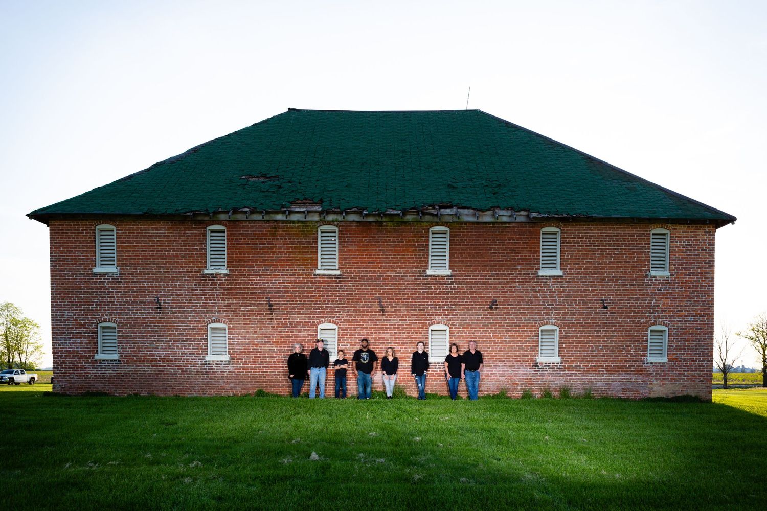Zionsville photographer - Nathaniel Edmunds Photography - captures family pictures against barn in Lebanon
