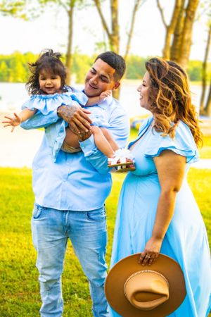 Family session at Lake Fayetteville located in Fayetteville Arkansas