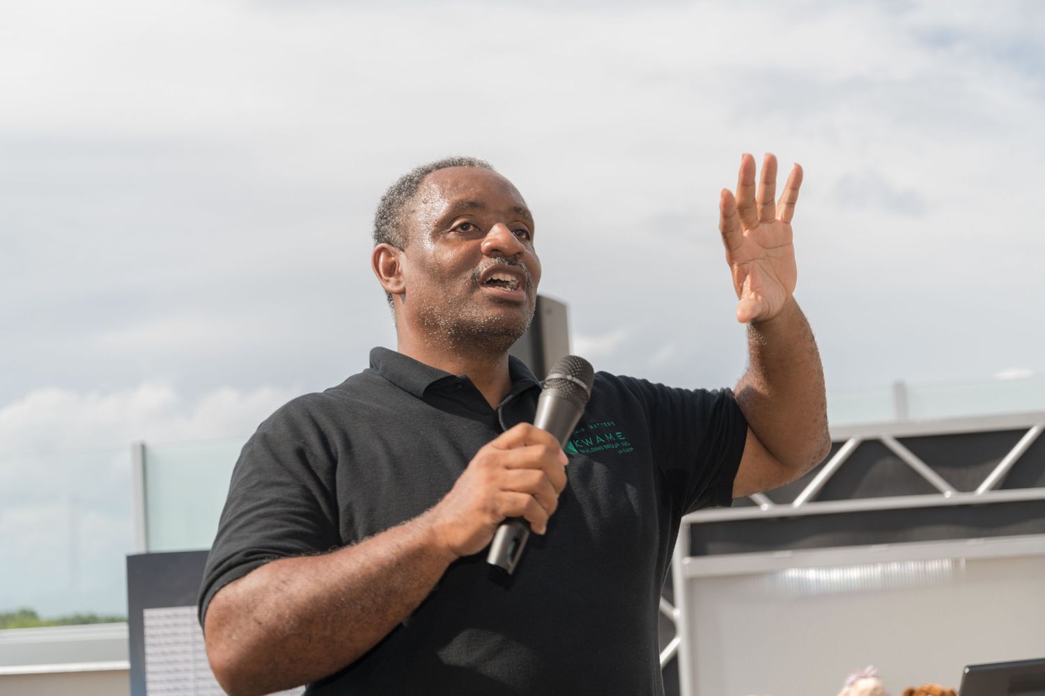 Anthony Thompson speaks at Kwame Foundation golf tounament at Top Golf
