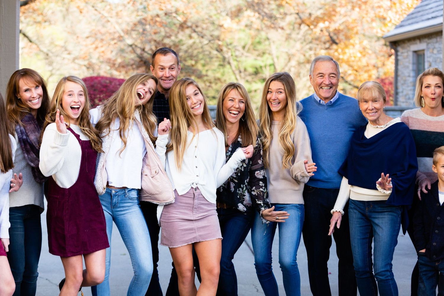 Zionsville photographer - Nathaniel Edmunds Photography - captures extended family pictures in Carmel